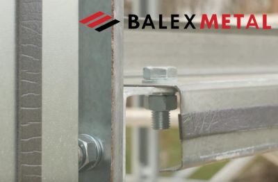 Zbliżenie na uszczelkę PES na konstrukcji stalowej.