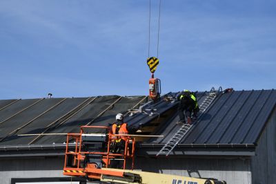 Montaż nowoczesnych paneli dachowych w domu pasywnym