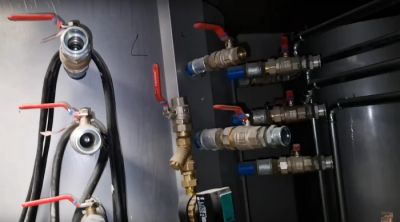 Zbliżenie na przyłącza i termometry bufora ciepła/chłodu