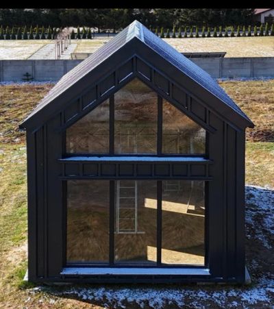 Nowoczesny dom Easy Box w stylu stodoły, wykończony ciemną blachą