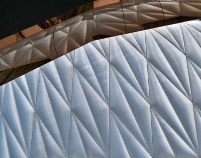 Zbliżenie na strukturę płyty izolacyjnej PIR