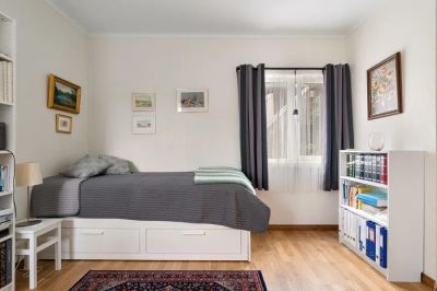 Rodzina ciesząca się czystym powietrzem w nowoczesnym, jasnym domu pasywnym.