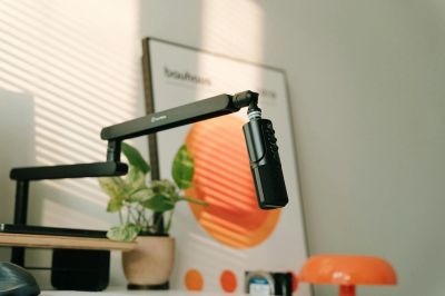 Młody człowiek przy biurku regulowanym