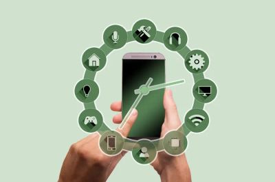 Nowoczesny dom z widocznymi elementami inteligentnego systemu zarządzania.