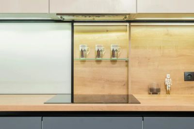 Nowoczesna kuchnia z drewnianymi elementami i naturalnym światłem, symbolizująca komfort i funkcjonalność smart home.