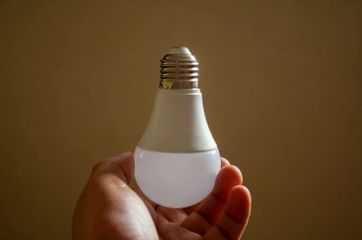 Drobne naprawy domowe Jak wymienić żarówkę LED i dbać o oświetlenie?