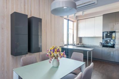 Jasna, otwarta kuchnia z widokiem na salon