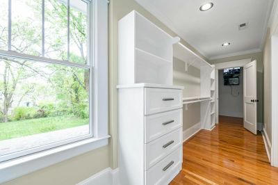 Jasne wnętrze domu pasywnego z dużymi oknami.