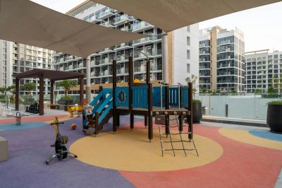 Kolorowy plac zabaw z bezpieczną nawierzchnią EPDM