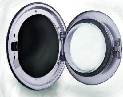 Nowoczesna pralka z otwartymi drzwiami, symbolizująca energooszczędność i wygodę użytkowania.