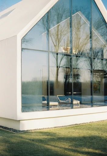 Nowoczesny dom z płyt warstwowych PIR z dużymi przeszkleniami