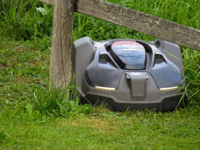 Wygodne życie Koszenie trawy robotem – więcej czasu na porządki domowe!