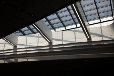 Nowoczesny świetlik dachowy wpuszczający naturalne światło do wnętrza