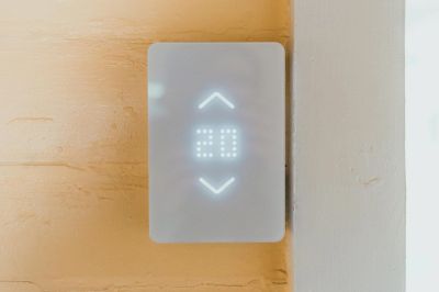 minimalistyczny panel sterowania inteligentnym domem na białej ścianie