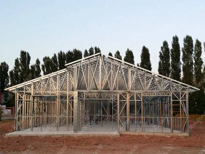 Szybka budowa domu na stalowej konstrukcji – zalety prefabrykacji.