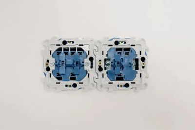 Przekrój ściany domu pasywnego z widocznymi warstwami izolacji PIR