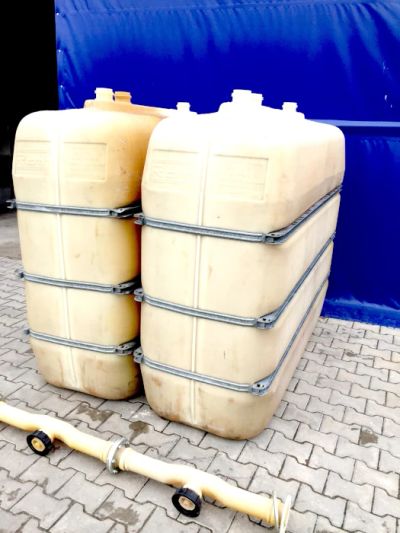 Wysoki, pionowy zbiornik 2000L (np. Roth oil tank) z podłączonymi rurami, symbolizujący magazyn ciepła z dobrą stratyfikacją.